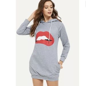 SHEIN Drawstring Pocket Detail Lip Print Hoodie Dress